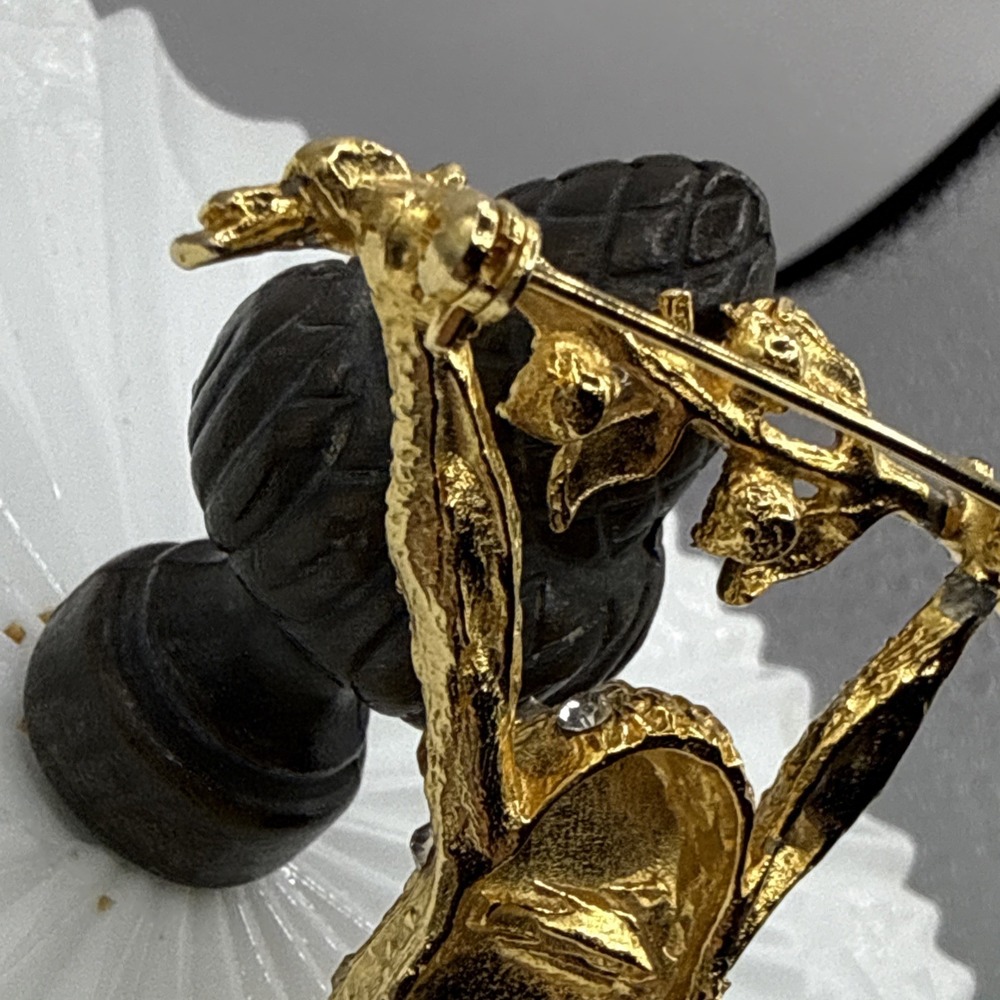 Vtg Brooch PLAYFUL SWINGING MONKEY WHIMSICAL FIGURAL ART DECO REVIVAL BLACK EYES - Picture 12 of 16